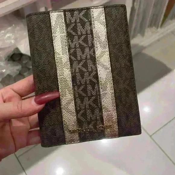 Michael Kors Passport Wallet Jet Set MK Stripe Signature Luggage Multi - Picture 1 of 4